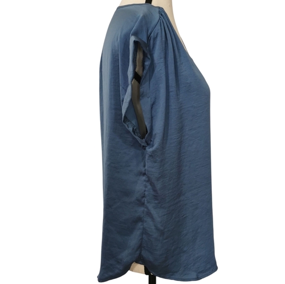 Olive and Oak Silky Scoop Neck Keyhole Back Cap Sleeve Blue Blouse - Sz M - Picture 3 of 9